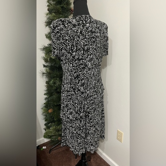 Dressbarn Black and White Flutter Sleeve Sheath Dress Size 14 - Picture 2 of 6